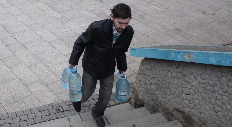 Севастопольцы в последние дни активно занимаются спортом - носят пятилитровые бутыли с водой.