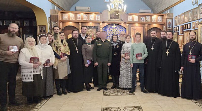 Отмеченные наградами священники и миряне. Фото с сайта митрополии.