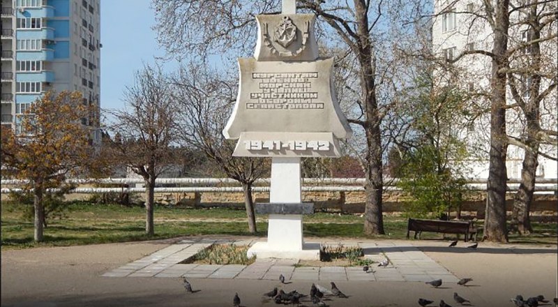 Памятник севастопольским курсантам в одноимённом сквере города-героя. Фото из открытого источника.