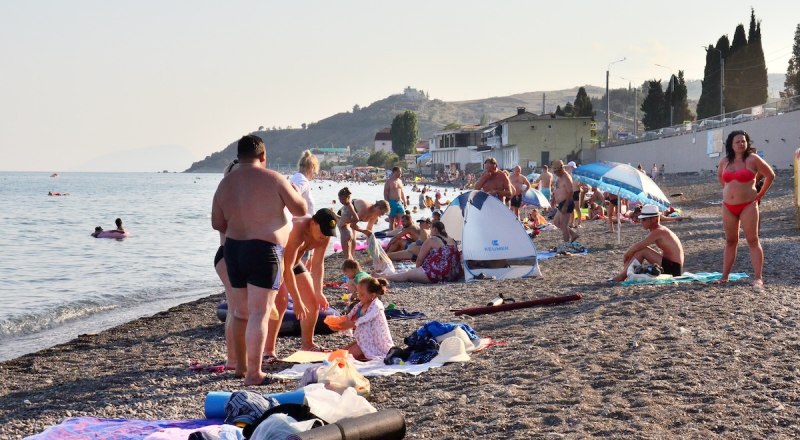 Туристы всё равно пойдут на городские пляжи, но крымчанам лучше быть осторожнее.