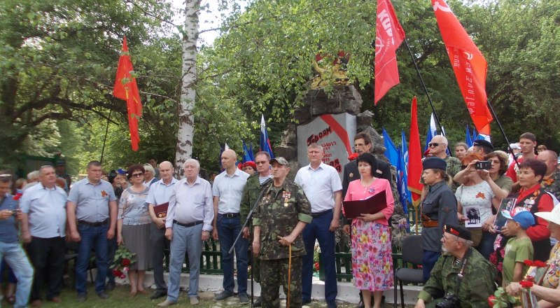 На торжественном митинге выступает подполковник в отставке, партизан Евгений Борисович Мельничук.