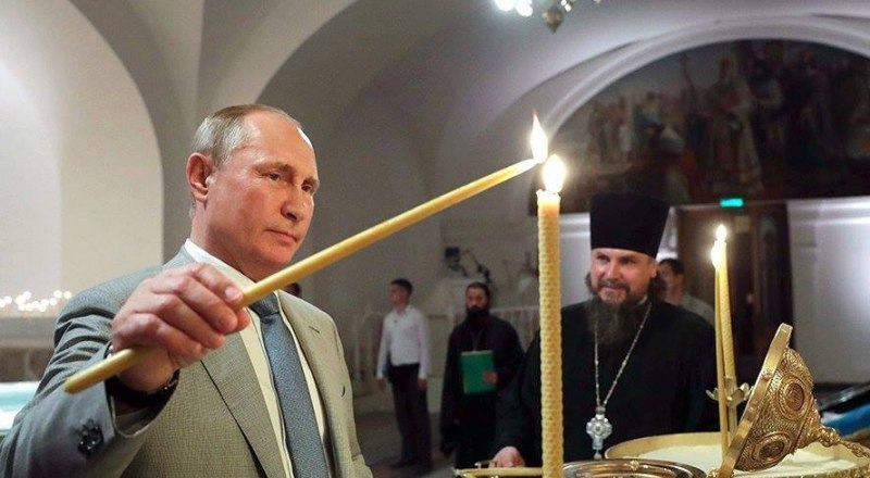 Президент побывал во Владимирском соборе, где был крещён князь Владимир.