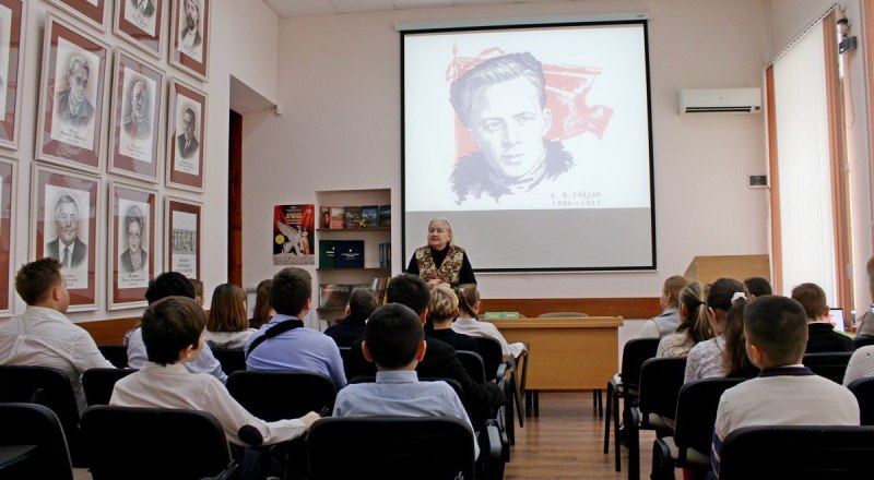Надежда Макарова на встрече со школьниками. Фото Екатерины ЖЕМАНОВОЙ.