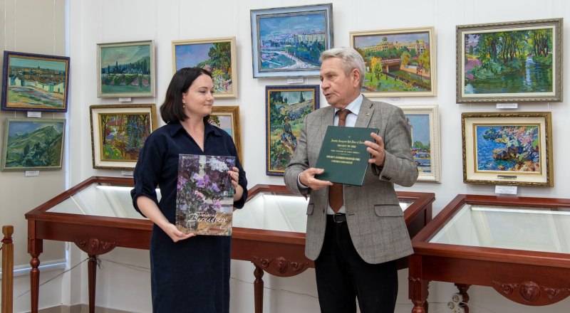 Экспозиционер выставок Александра Кугушева и Сергей Павличенко. Фото Дарьи Фращенко.