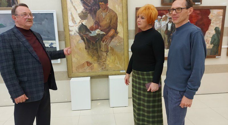 Виктор Ермаков (слева), Елена Ясинова и Сергей Патрушев на вернисаже.