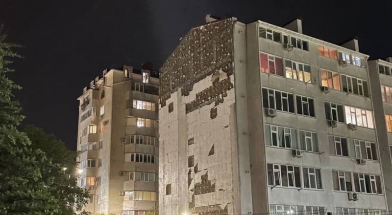 Так теперь выглядит одна из многоэтажек в Севастополе.