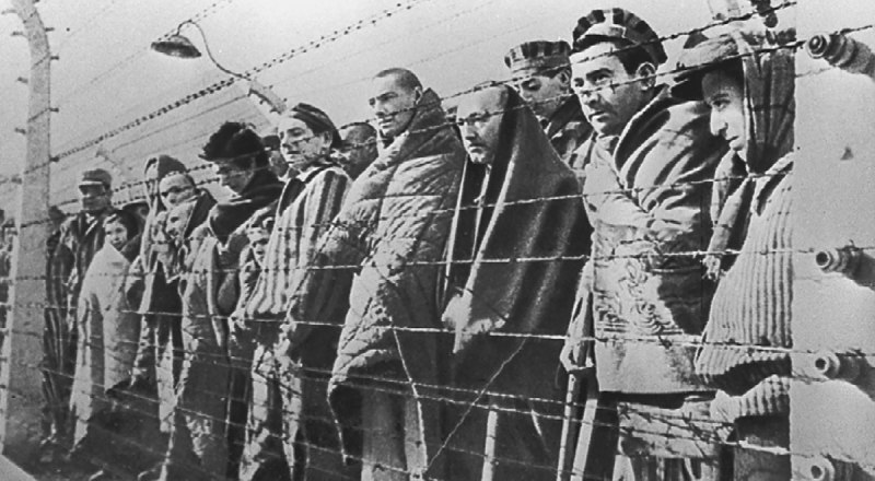 Узники немецкого лагеря смерти Освенцим, которым повезло - их в январе 1945 года освободила Красная Армия. А вот сотни тысяч их товарищей по концлагерю были уничтожены нацистами. Фото РИА Новости.