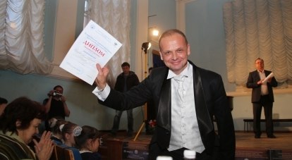 Художественный руководитель камерного хора «Таврический благовест» Владимир Николенко с дипломом лауреата I степени.