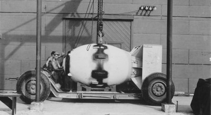 Трейлер с атомной бомбой «Толстяк» (Fat man) перед воротами склада. Август 1945 г.