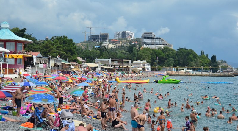 Несмотря на различные происшествия, туристов в Крыму действительно много.