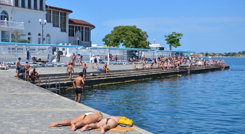 Спасаться от жары можно будет только на море. Там всё же прохладнее.