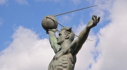 Памятник создателям первого спутника в Москве.