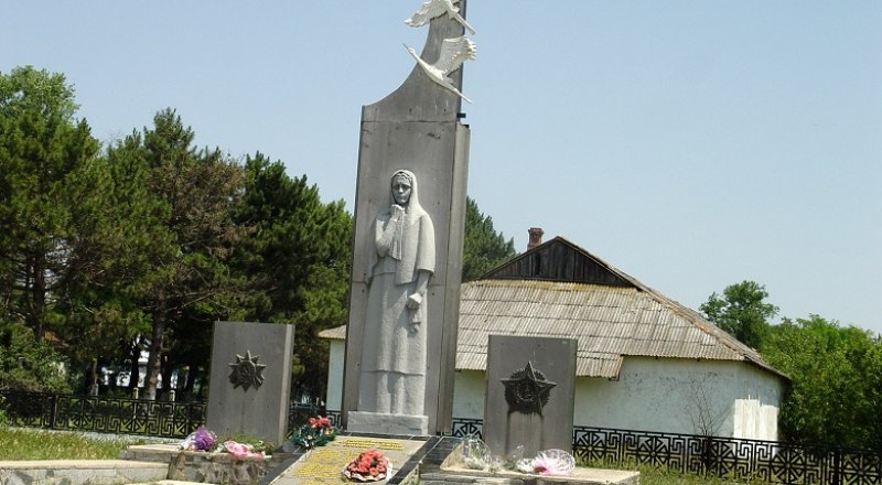 В Крыму немало памятников погибшим землякам - один из них в Семисотке Ленинского района.