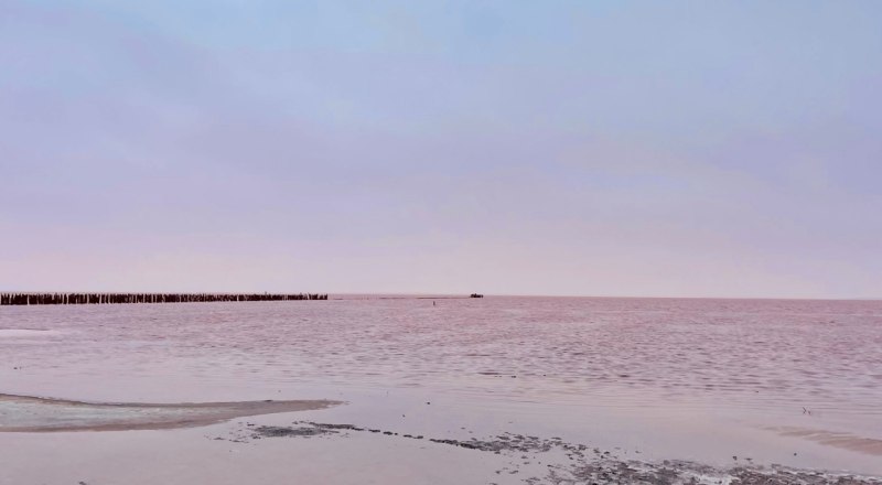 Озеро зимой особенно розовое.