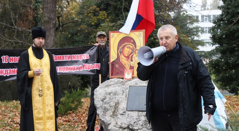 «Помоги же нам, Дева Мария, возвратиться к тебе, Россия» (из баллады Владимира Грачёва). Фото Александра Кадникова.