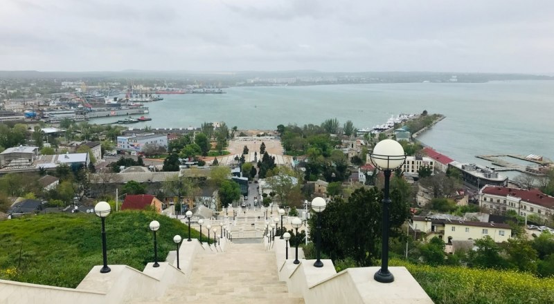 Пережившая многострадальный ремонт Митридатская лестница - безусловное украшение всего полуострова.