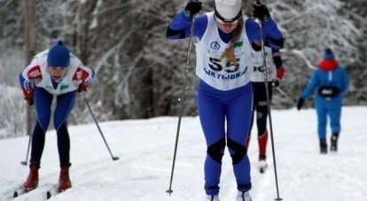 На дистанции - олимпийская чемпионка среди девушек лыжница Майя Якунина.