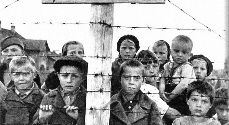 Малолетние узники концлагеря «Красный». Фото из рассекреченных документов.