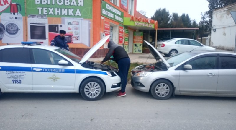 Так в Белогорске водителю помогли завести автомобиль.