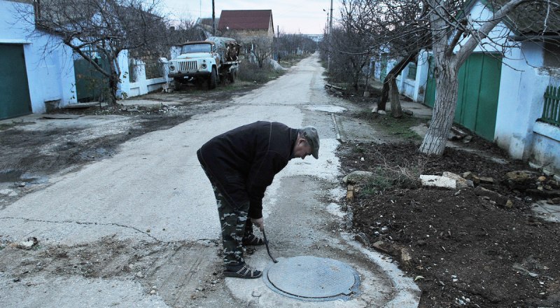 Центральной канализацией в Сакском районе охвачены лишь около 60% жителей. Фото Анны КАДНИКОВОЙ.