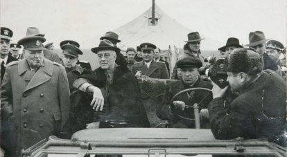 Уинстон Черчилль и Франклин Рузвельт на аэродроме перед поездкой в Ялту. За рулём «виллиса» Фёдор Ходаков. Фото с сайта
crimeahistor.livejournal.com
