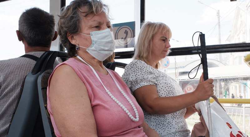Роспотребнадзор рекомендует пожилым гражданам надевать маску во время поездок в общественном транспорте.
