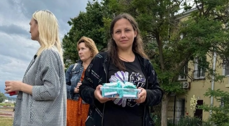 Каждый волонтёр заслуживает как минимум поощрения от властей Республики Крым.