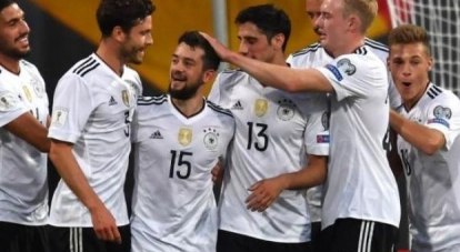 Футболист сборной Германии Ларс Штиндль (№15) получает поздравления от коллег по команде, забив гол в ворота австралийцев уже на пятой минуте поединка.