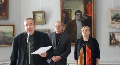 Выставку открывают Сергей Пушкарёв, Николай Моргун и Светлана Савченко.