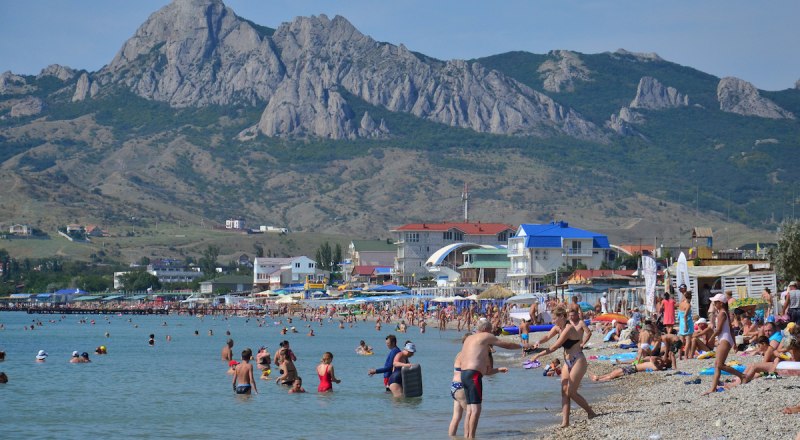 Турпоток в Крым, может, и стал меньше, но курорты точно заполнены.