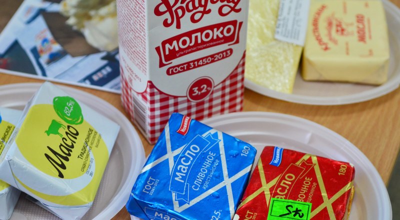 Образцы молочного фальсификата, выявленного на крымском рынке. Фото Александра Кадникова.