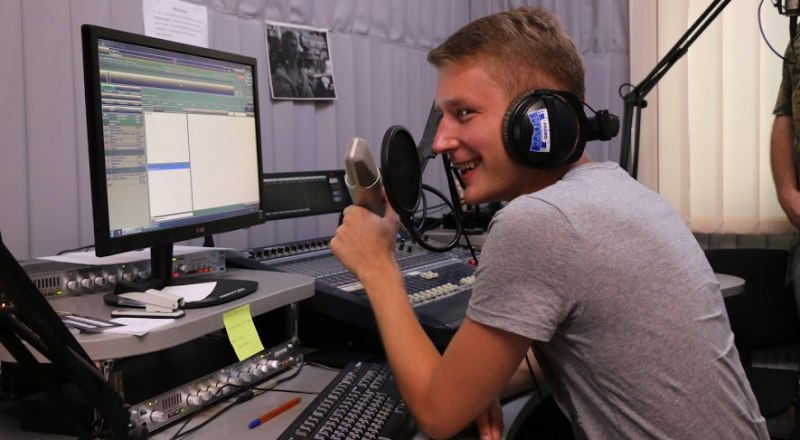 Радиоведущий Алексей Ясенев.
