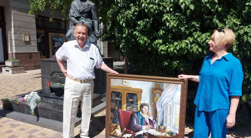 Председатель Крымского отделения Союза писателей России Владимир Сорокин написал и подарил портрет Поэта симферопольской библиотеке имени Пушкина.