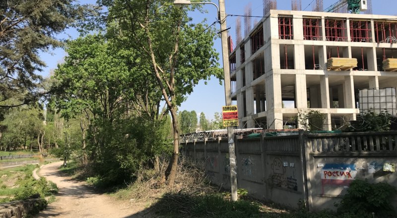 Так в апреле 2018 года начиналось строительство домов вдоль Салгира. До реки - несколько метров.