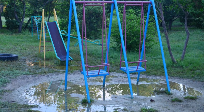Детская площадка может быть опасной.