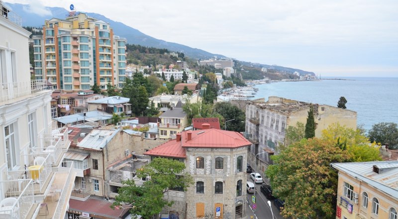 Проблема парковок стоит очень остро в Ялте.