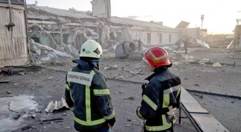 Крыша торгового центра «Континент», разрушенная в результате обстрела со стороны ВСУ. Фото Егора АЛЕЕВА/ТАСС.