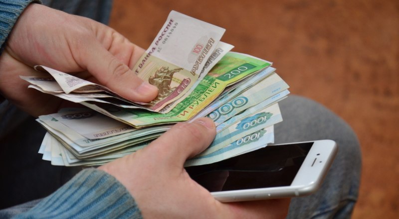 Многие крымчане тратят около 1 тысячи рублей в месяц на мобильную связь. И это точно не лучшие условия.