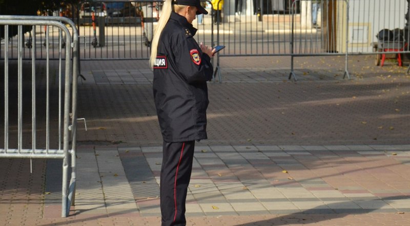 Если вы заметили подозрительные действия - звоните 102 или участковому.