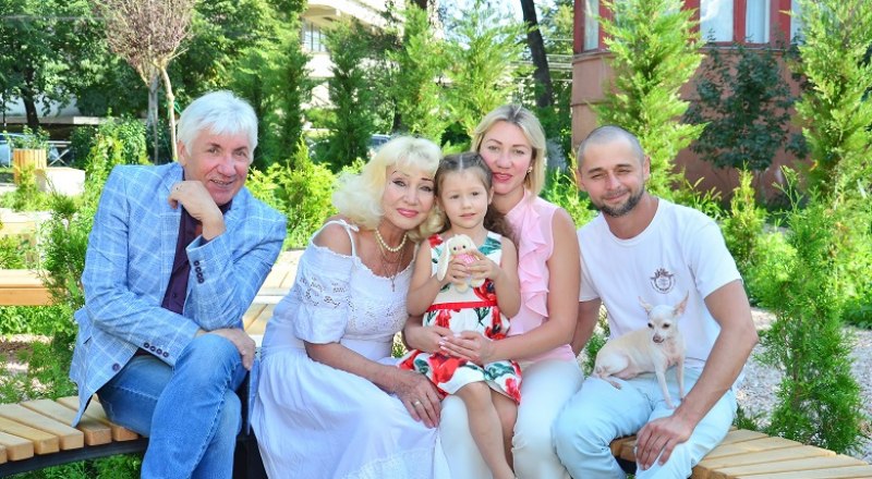 Лидия и Валерий Карповы с дочкой Екатериной, зятем Константином и внучкой.