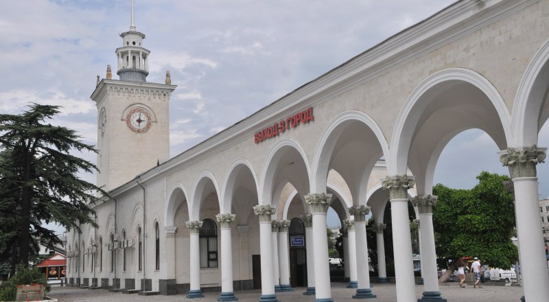 Территорию симферопольского вокзала также подготовили к встрече первых поездов дальнего следования.