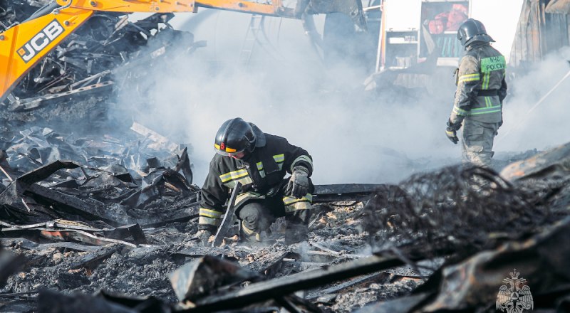 Пожар тушили до самого утра. Фото ГУ МЧС России по Севастополю.
