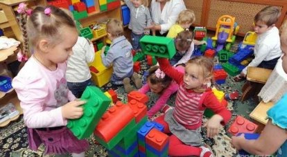 В очереди за путёвкой в детский сад числятся около 17 тысяч крымских детей. Но даже те, у кого она уже есть, не всегда могут получить дошкольное образование, ведь за него ещё надо заплатить.