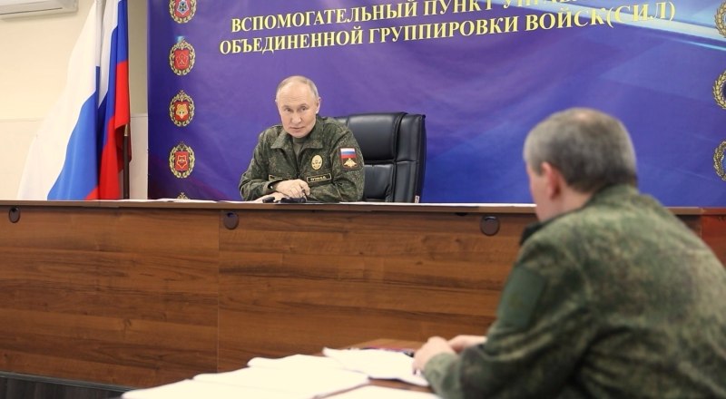 Посещение верховным главнокомандующим пункта управления Объединённой группировки войск. Фото с сайта Кремля.