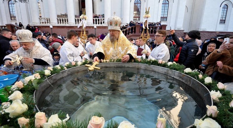 Митрополит Лазарь и епископ Нестор освящают воду на площади собора Александра Невского в 2020 году. Фото Виталия Парубова.