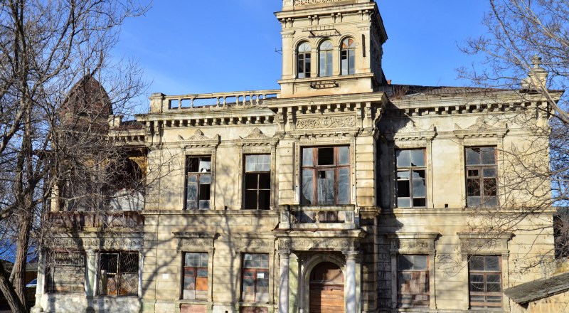 Такие здания, как дом купца Пачаджи в Бахчисарае, нуждаются в срочной реставрации.