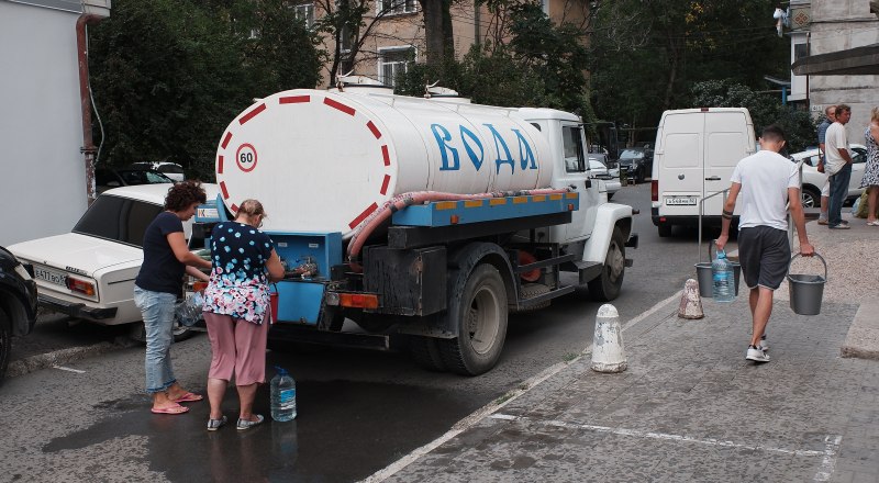 Водовозки раздают гражданам воду без ограничений по объёму.