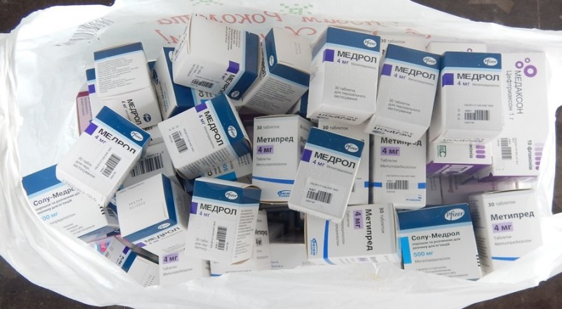 Увесистый пакет с лекарствами «аптечные челноки» везли в Крым якобы для личного использования. Фото из открытых источников.