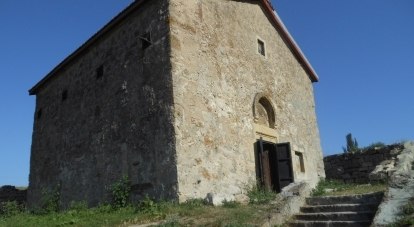 Греческая церковь святого Димитрия внешне напоминает церковь Георгия Победоносца, расположенную неподалёку.