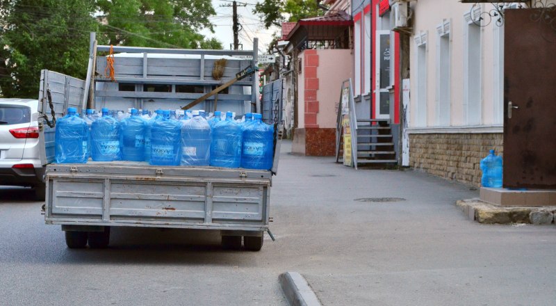 В некоторые районы Симферополя воду теперь можно доставлять только таким способом.